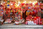 「ハノイ市内観光」ハノイのハンマー通り•紙装飾品売ってる・Hang Ma通りの観光